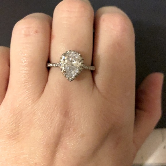 Pear shaped CZ with platinum plate over silver and Rhodium coating - Picture 2 of 6